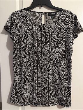 Liz Claiborne Black and White Floral-Print Cap Sleeve Top